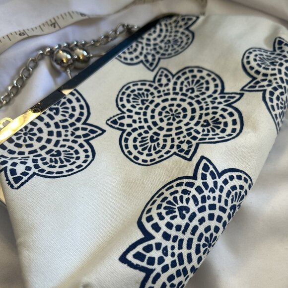 Donna Dixon Handbag Purse Blue Shoulder Crossbody Chain Straps Canvas Kiss Clasp - Picture 14 of 16